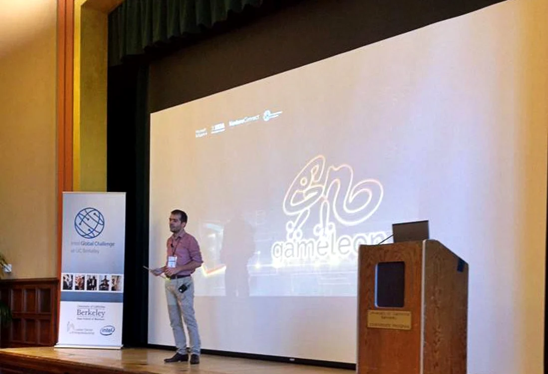 Victor Popescu pe scena Intel Global Challenge de la Universitatea Berkeley din California