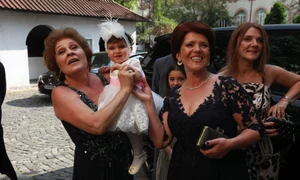 Micuța Zenaida, adorabilă la nunta părinților  jpeg