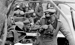 Comandantul Corpului XIX Motorizat german, generalul Heinz Guderian, în vehiculul său de comandă (© Getty Images)