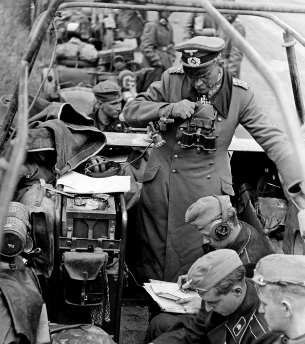 Comandantul Corpului XIX Motorizat german, generalul Heinz Guderian, în vehiculul său de comandă (© Getty Images)