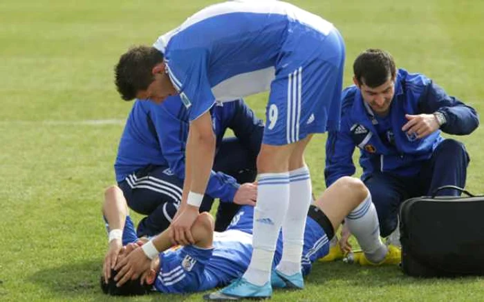 Mihai Costea, consolându-l pe fratele său Florin după accidentarea suferită