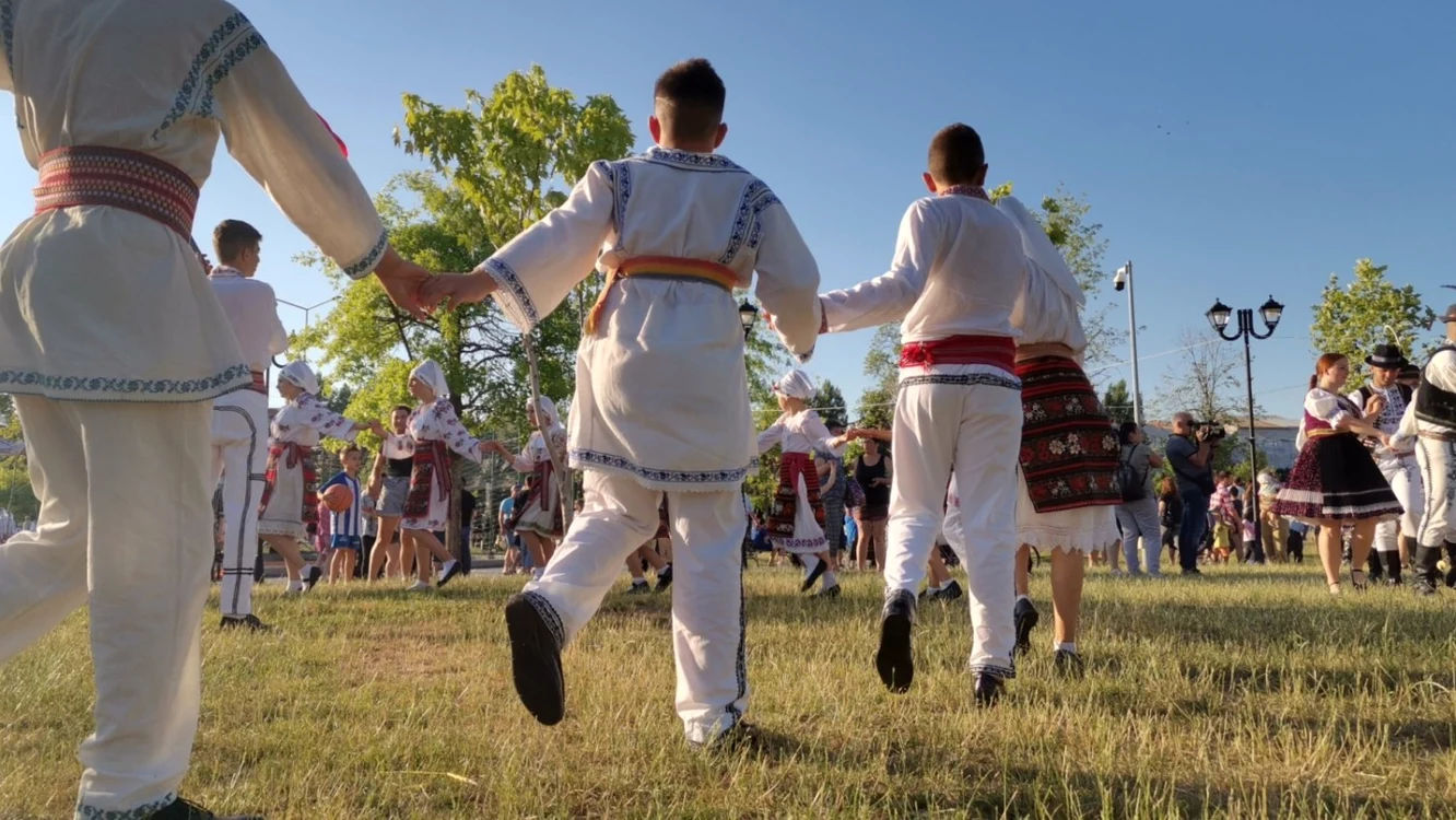 Parcul Tineretului din Slatina a fost împânzit cu hore în care s-au prins în total peste 2.000 de dansatori FOTO: Alina Mitran