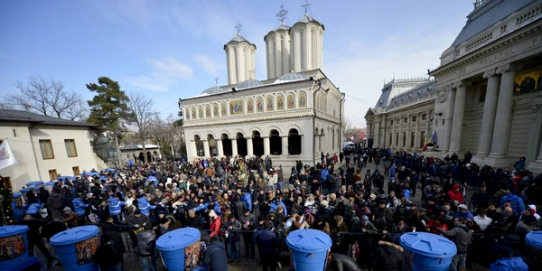 Credinciosi stau la coada pentru a primi sticle cu aghiasma la Catedrala patriarhala din Bucuresti -6 ianuarie 2013 FOTO Mediafax  