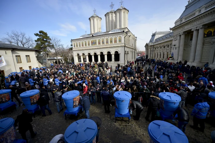 Credincioşi stau la coadă pentru a primi sticle cu Aghiasmă la Catedrala patriarhală din Bucureşti -6 ianuarie 2013 FOTO Mediafax