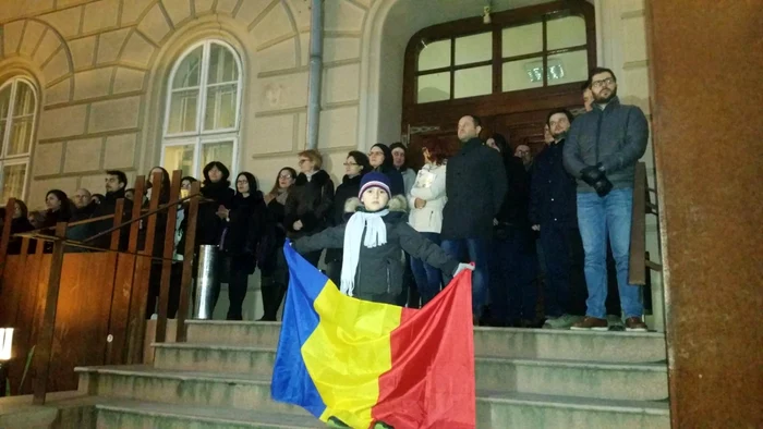 Copilul unei familii de timişoreni venite să susţină demersul procurorilor şi judecătorilor FOTO Daniel Dancea