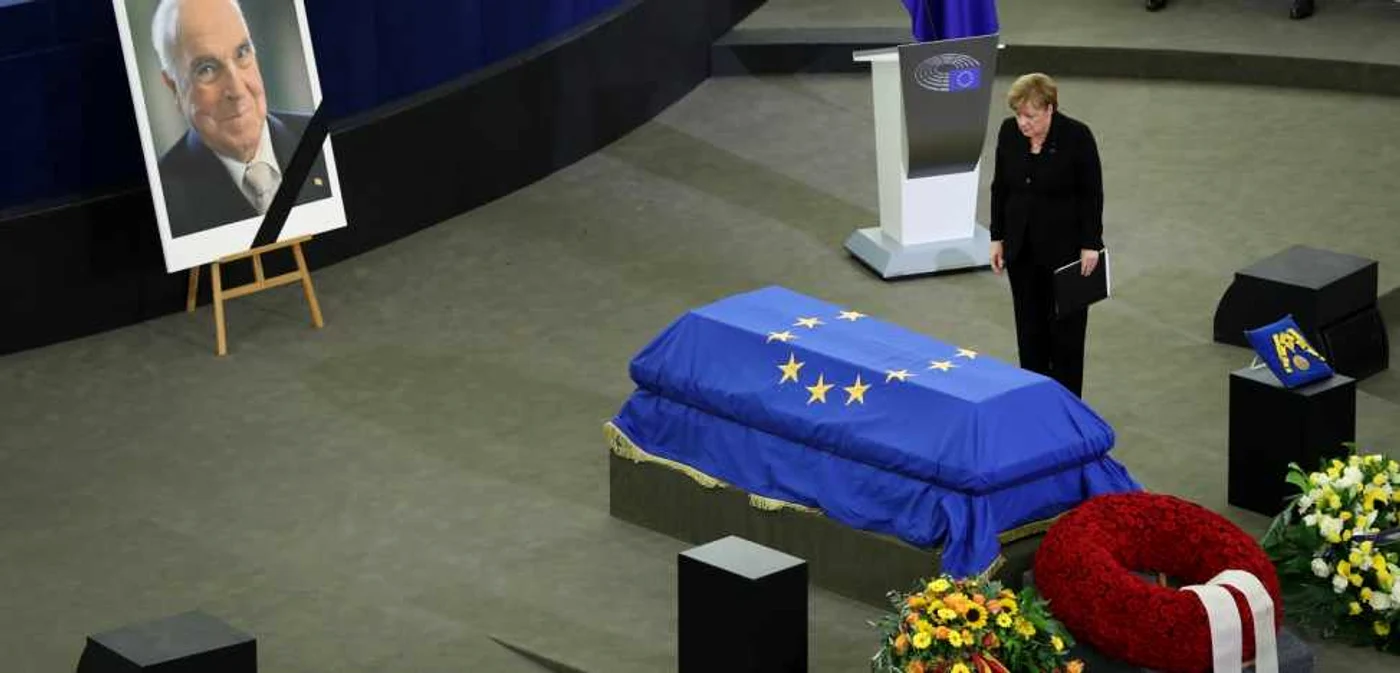 Angela Merkel, lângă sicriul fostului lider german Helmut Kohl FOTO Getty Images
