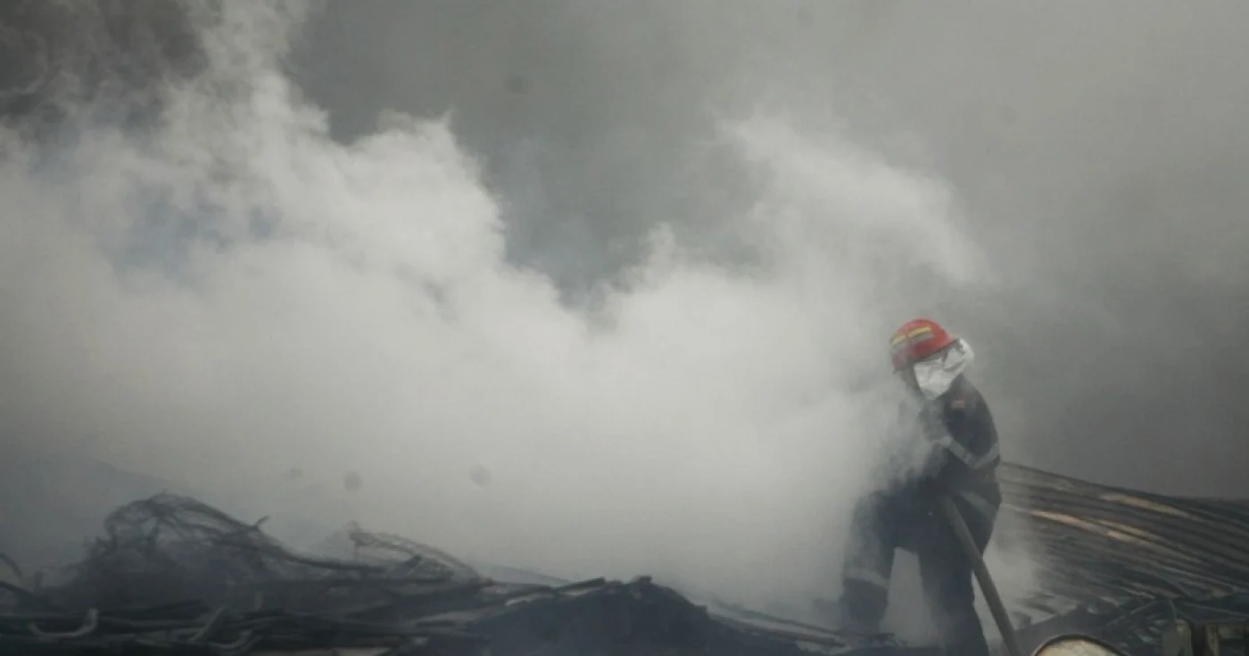 Pompierii au stins incendiul după o oră