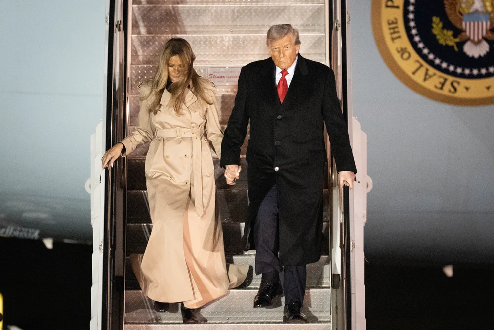 Donald Trump și Melania, forțați să schimbe elicopterul în Marea Britanie din cauza unei „probleme tehnice minore”