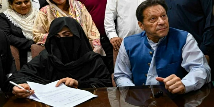 Fostul premier pakistanez, Imran Khan, alături de soția sa, Bushra Bibi FOTO Twitter/ Maham Bukhari