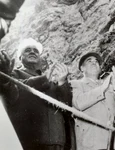 Ion Gheorghe Maurer, Gheorghe Gheorghiu-Dej și Nicolae Ceaușescu în vizită la hidrocentrala „16 Februarie” de pe Argeș, în octombrie 1963 (© „Fototeca online a comunismului românesc”, cota: 21/1963) 