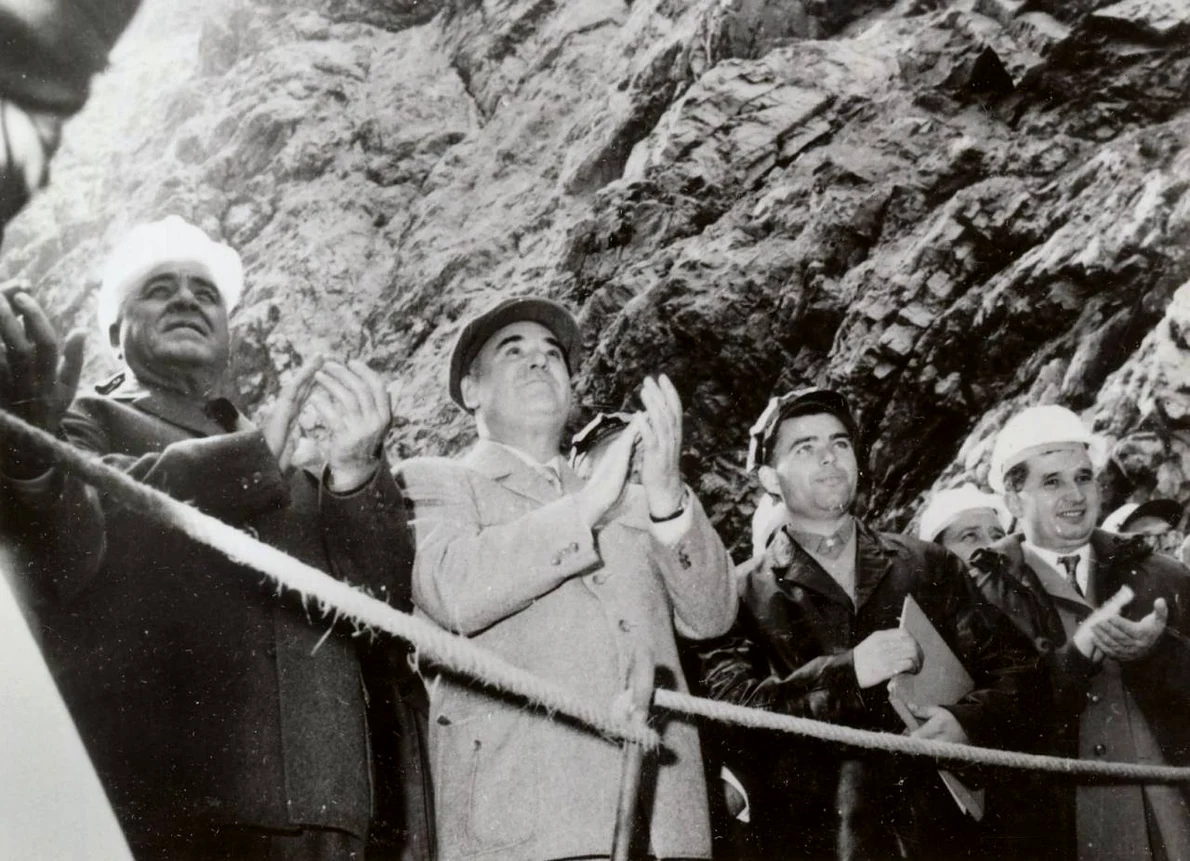 Ion Gheorghe Maurer, Gheorghe Gheorghiu-Dej și Nicolae Ceaușescu în vizită la hidrocentrala „16 Februarie” de pe Argeș, în octombrie 1963 (© „Fototeca online a comunismului românesc”, cota: 21/1963)