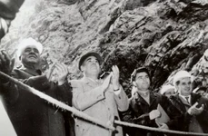 Ion Gheorghe Maurer, Gheorghe Gheorghiu-Dej și Nicolae Ceaușescu în vizită la hidrocentrala „16 Februarie” de pe Argeș, în octombrie 1963 (© „Fototeca online a comunismului românesc”, cota: 21/1963) 