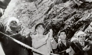 Ion Gheorghe Maurer, Gheorghe Gheorghiu-Dej și Nicolae Ceaușescu în vizită la hidrocentrala „16 Februarie” de pe Argeș, în octombrie 1963 (© „Fototeca online a comunismului românesc”, cota: 21/1963)