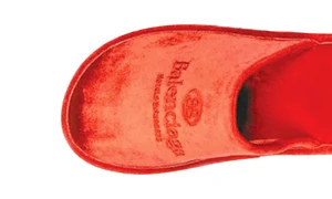 Papucii Balenciaga costă o avere jpeg