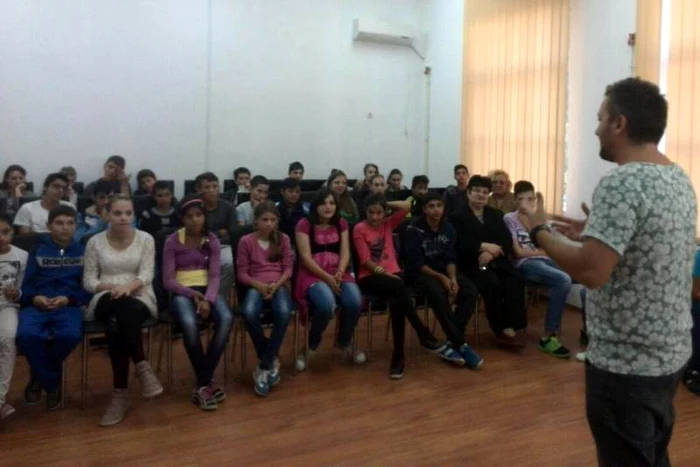 Florin Grozea a vorbit în faţa a zeci de elevi de clasele V-VIII