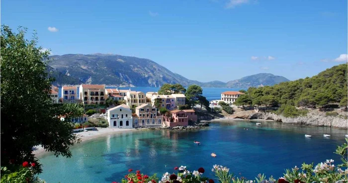 Portul şi plaja Assos de pe insula grecească Kefalonia FOTO kefaloniacollection.com