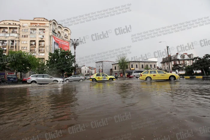 
    Bucureştiul inundat după furtuna de duminică, 4 mai. (Foto: Sever Gheorghe)  