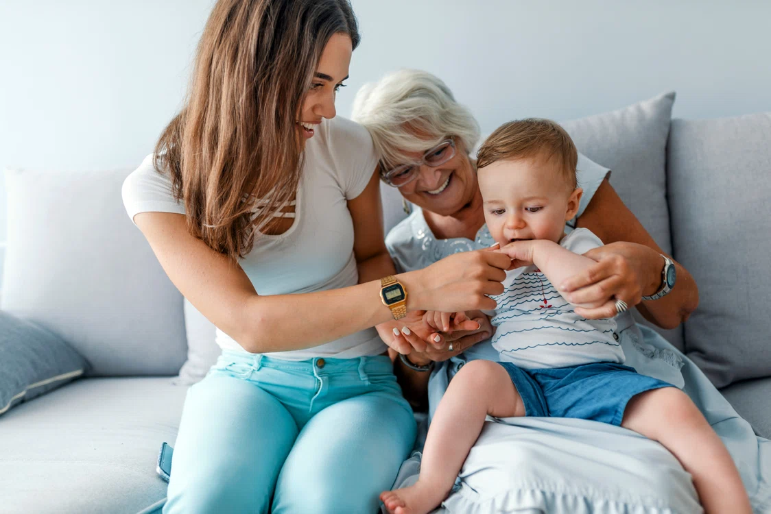După ce mama revine la serviciu, bunica poate primi bani pentru creșterea nepotului Foto: Shutterstock