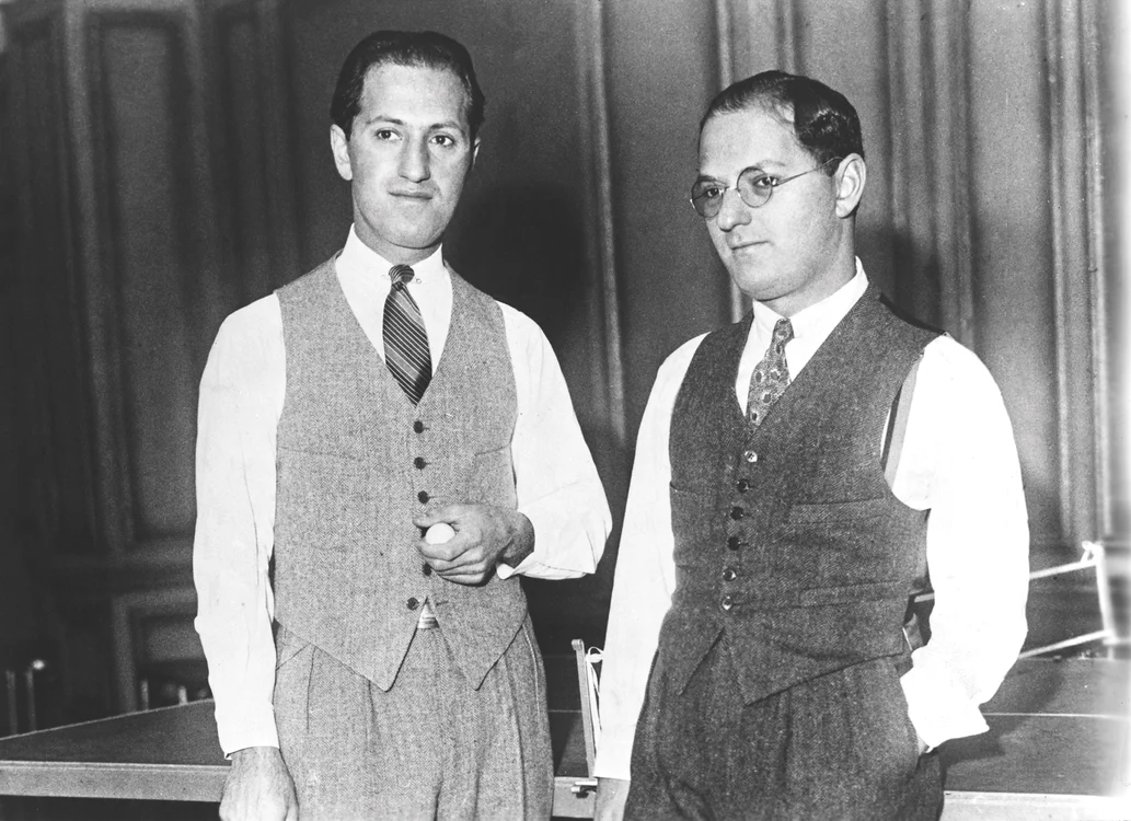 Frații George şi Ira Gershwin în pauza unui meci de tenis de masă, în 1925