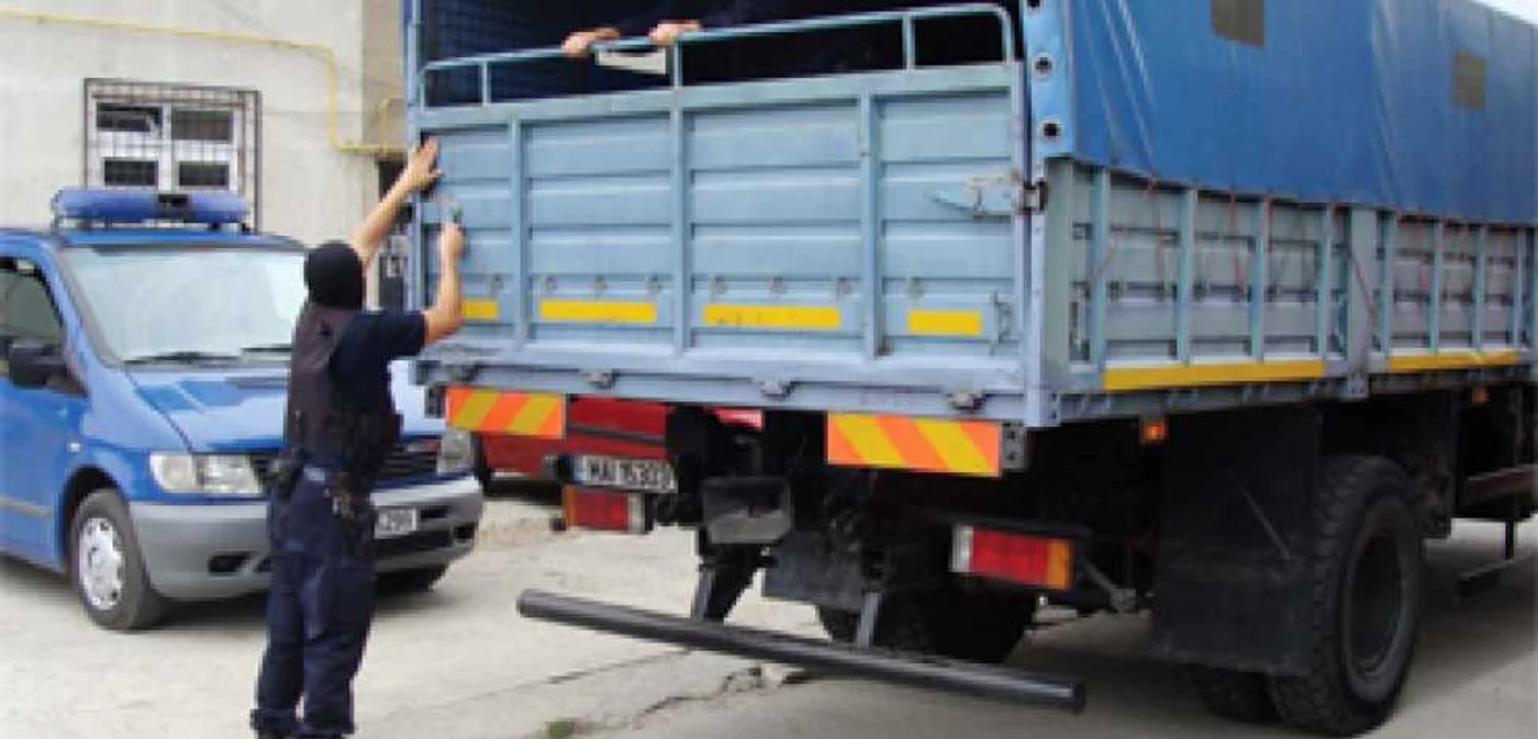 Craiova: Carderi craioveni luaţi din pat de oamenii legii