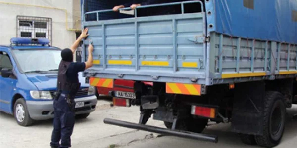 Craiova: Carderi craioveni luaţi din pat de oamenii legii