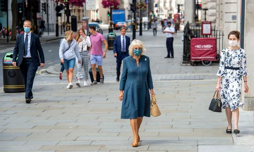 9 ducesa de cornwall cu masca 2 jpg jpeg