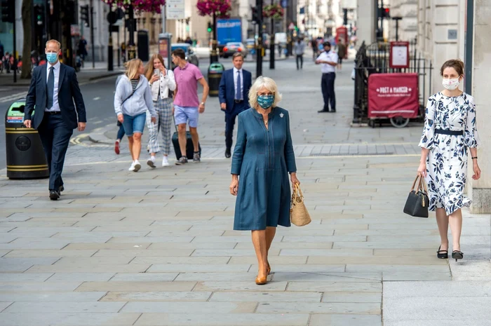 9 ducesa de cornwall cu masca 2 jpg jpeg