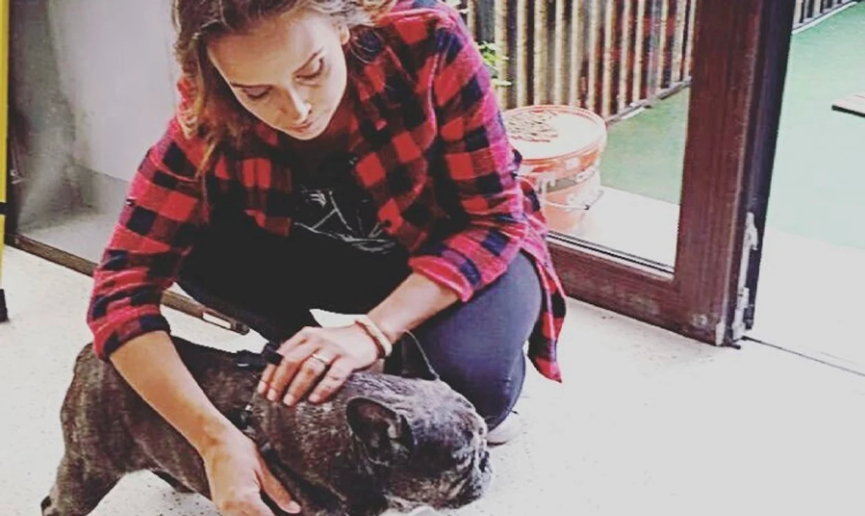 Adina are un buldog francez acasă foto: Inatagram