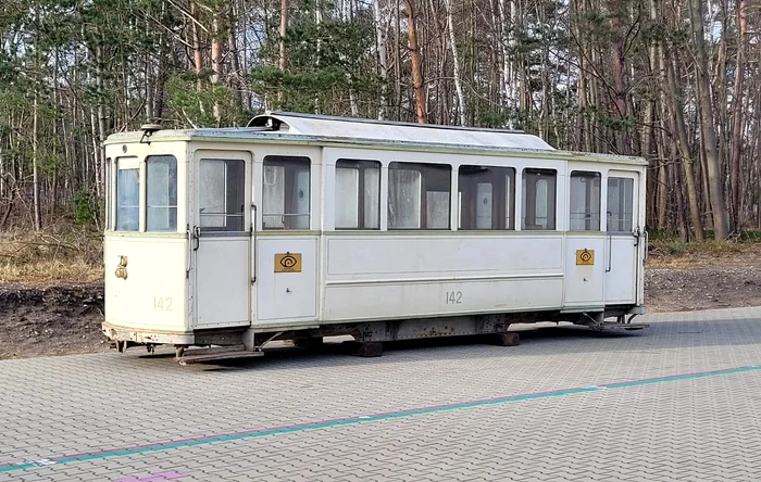 Tramvaiul din 1884 e tractat  de o locomotivă din 1957