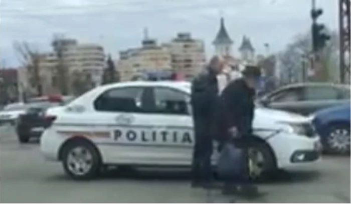 Un poliţist din Oradea a oprit circulaţia într-o intersecţie ca să îl ajute pe un bătrân să treacă strada