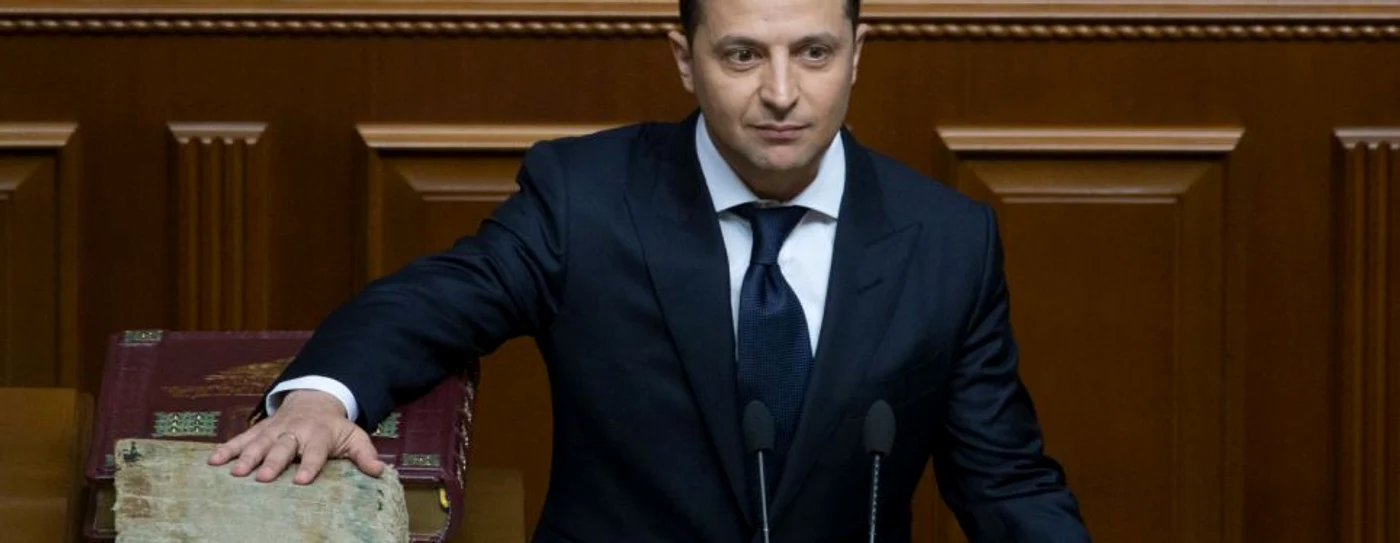 Volodimir Zelenski depunând jurământul cu mâna pe Constituţie FOTO EPA-EFE