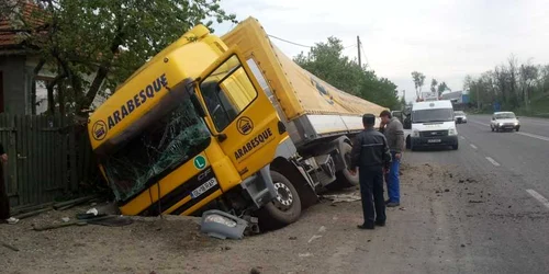 TIR-ul s-a oprit în gard