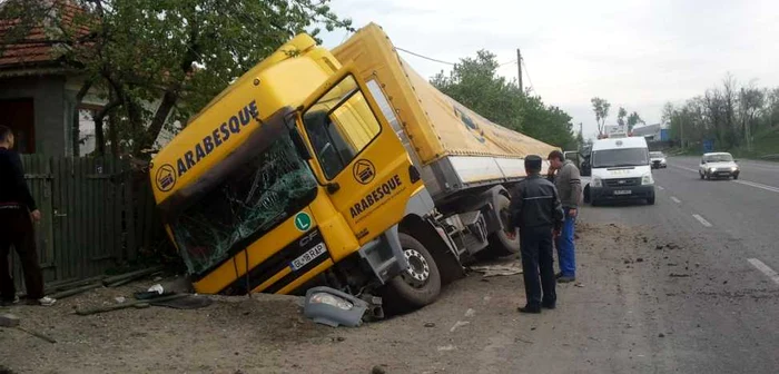 TIR-ul s-a oprit în gard
