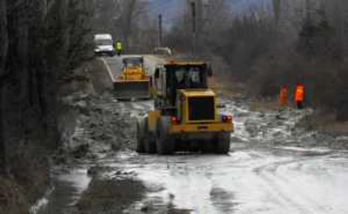 Drumarii se luptau în această dimineaţă cu aluviunile ajunse pe DN10