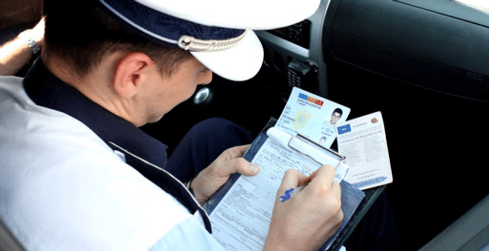 Șofer amendat și lăsat pieton din cauza gafei imense a unui polițist. Ce era scris în procesul-verbal de contravenție