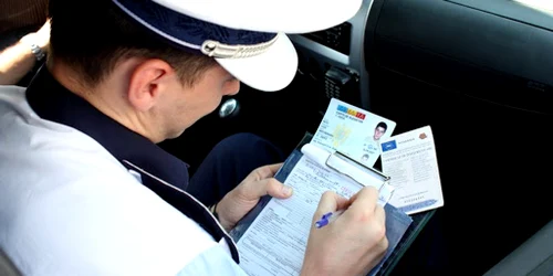 politist care scrie o amenda jpeg