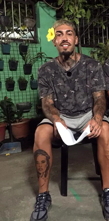 Alex Velea  o are pe  Antonia  pe picior,  desen pe care  l-a expus şi  la concursul  ”Asia  Express” 