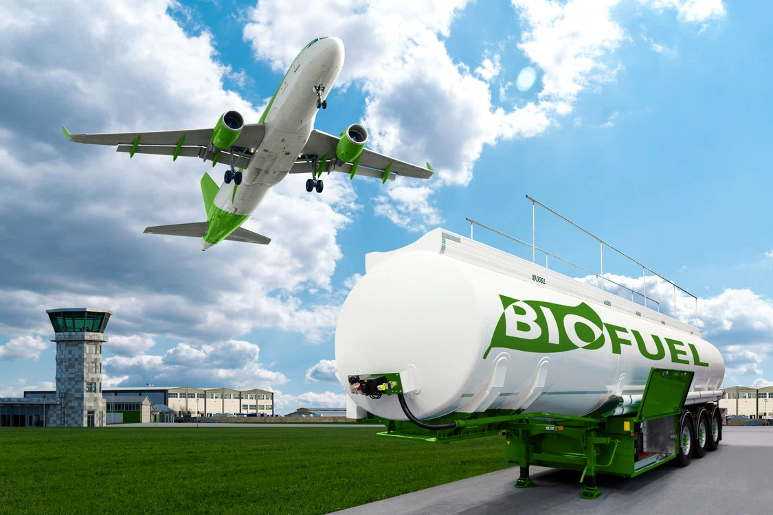 Colaj foto cu un avion colorat cu verde deasupra unei cisterne pe care scrie BioFuel