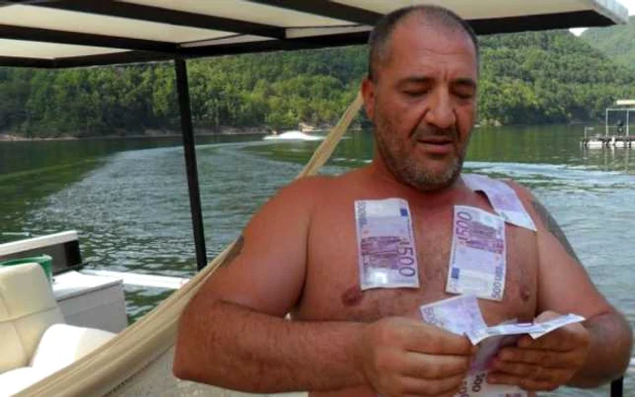 Ca o vorbă din popor, are lipici la bani (sau doar transpiraţie). FOTO izismile.com