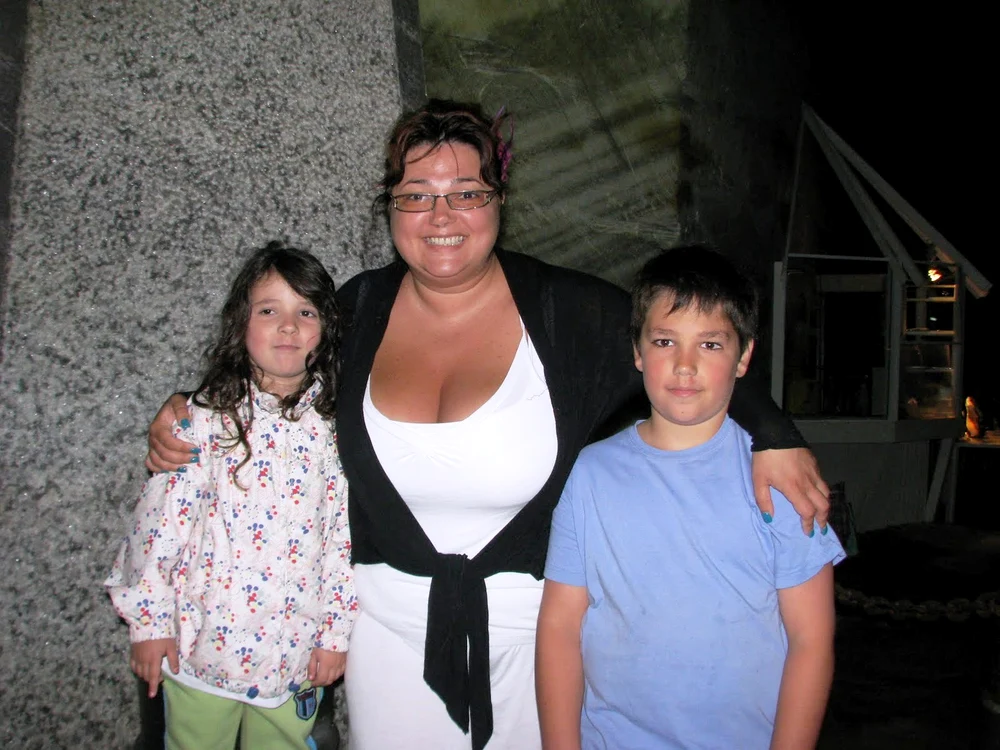 
    Ozana Barabancea și cei doi copii ai ei, în 2010foto: arhivă personală  