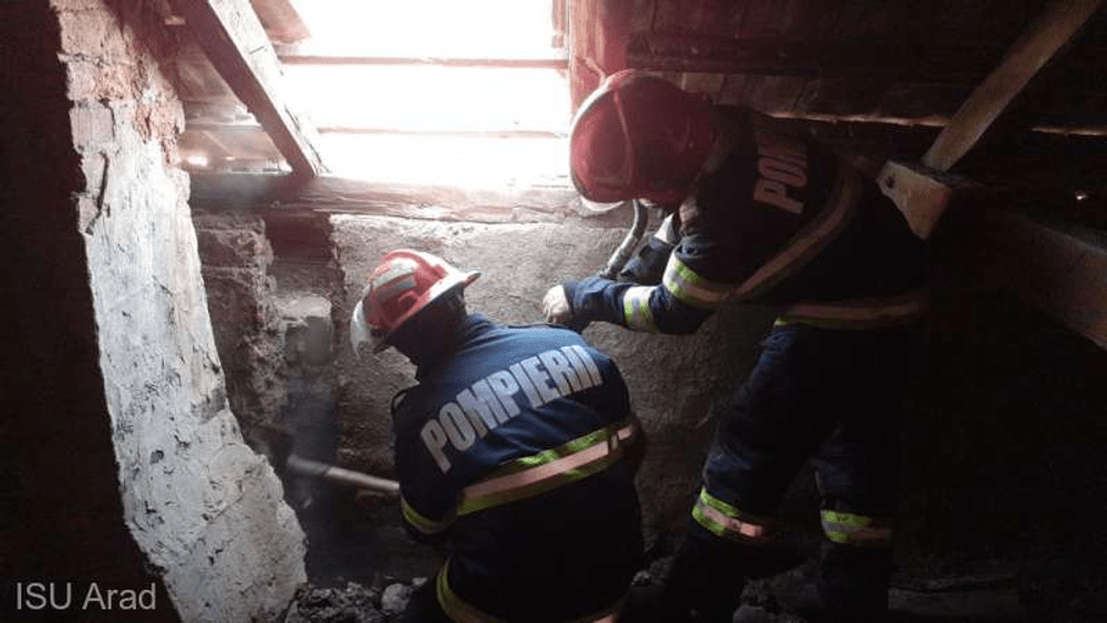 Incendiu la o școală din Arad. Elevii și profesorii s-au autoevacuat