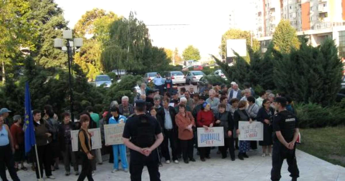 100 de olteni şi vor striga nemulţumirea faţă de legile pensiilor şi salariilor (foto arhivă)