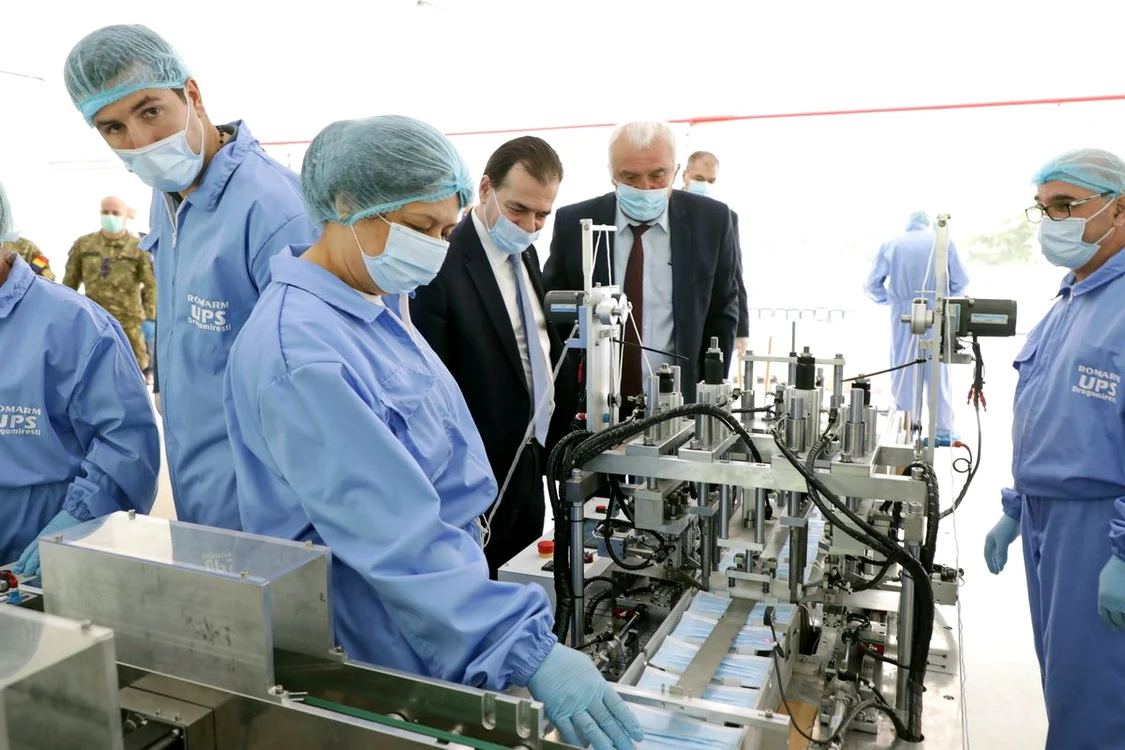 Ludovic Orban, vizită la UPS Dragomireşti, unde sunt utilajele de producţie a măştilor. Facebook