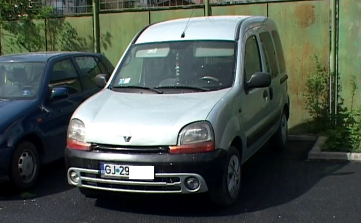 
     Un Renault “nehotărât”: în faţă are număr de Gorj  