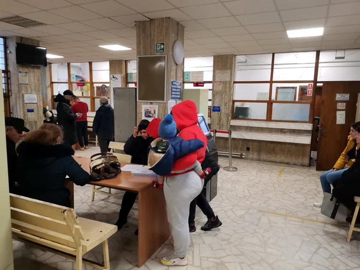 Oamenii au venit să-și rezolve problemele înainte de o nouă vacanță bugetară FOTo: A. Mitran