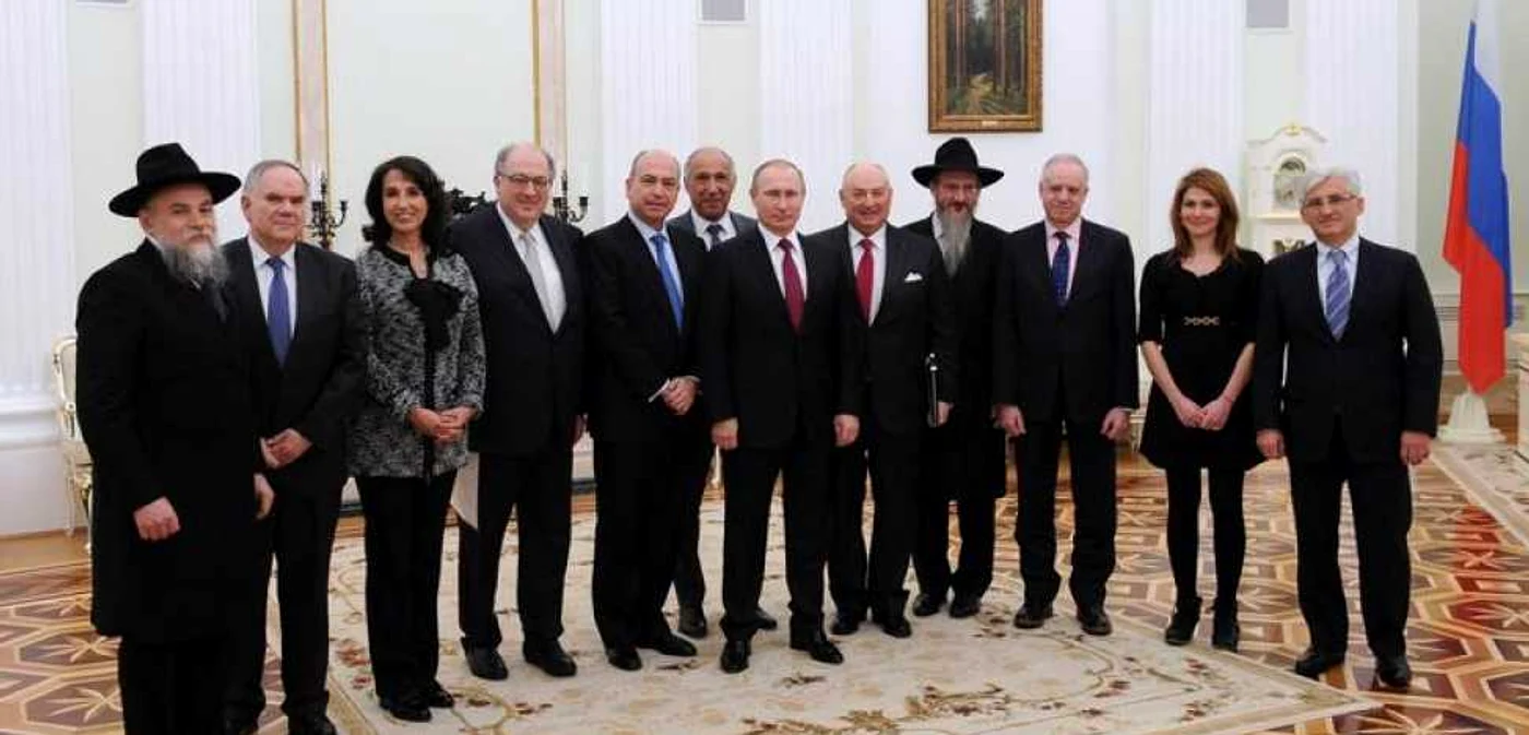 Preşedintele rus Vladimir Putin, în mijlocul unor reprezentanţi ai Congresului Evreiesc European FOTO TASS