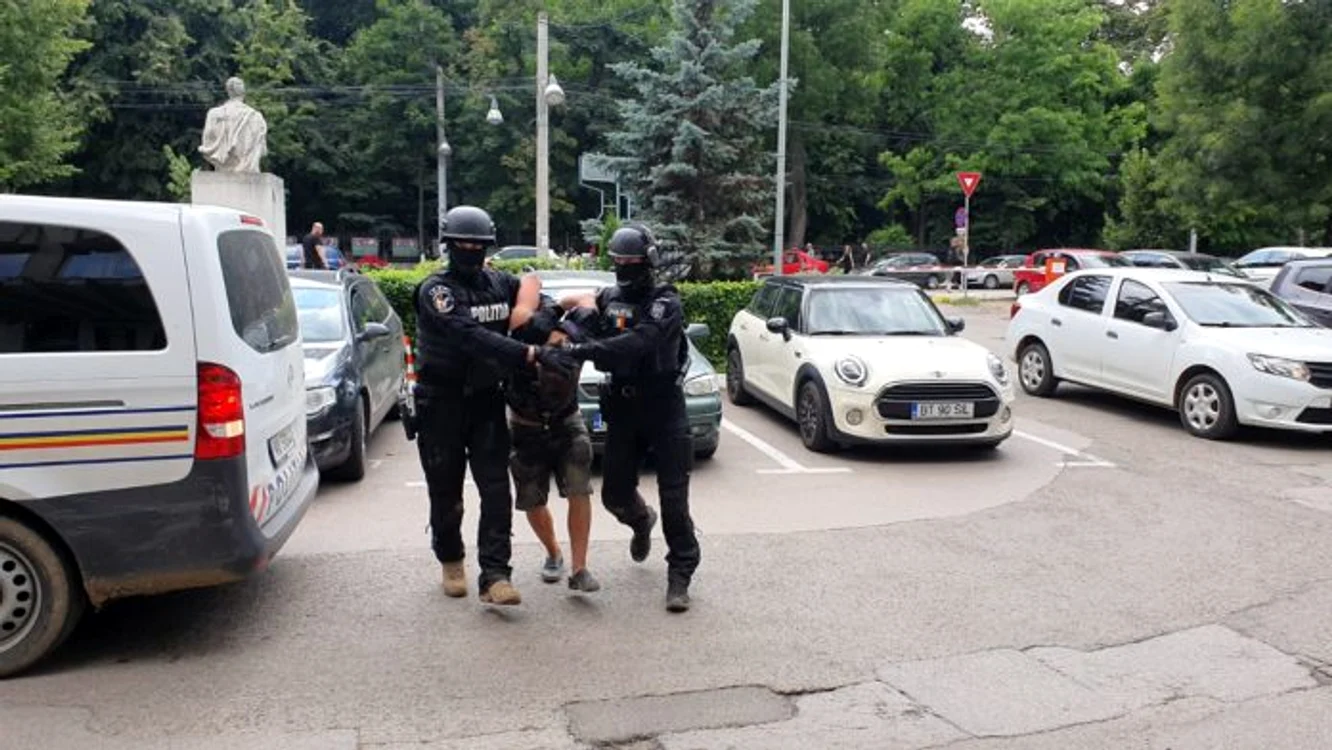 
    Șoferul de 22 de ani a avariat șase mașini de poliție în timpul goanei prin două județeFoto: monitorulbt.ro  