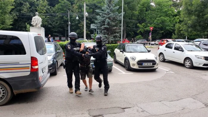 Șoferul de 22 de ani a avariat șase mașini de poliție în timpul goanei prin două județeFoto: monitorulbt.ro