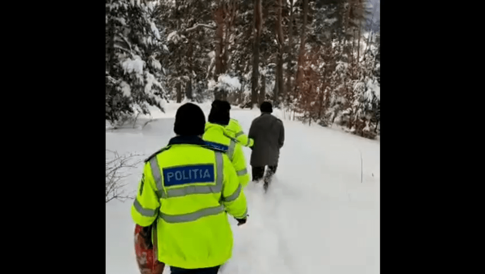 Un tânăr de 20 de ani a violat o octogenară în județul cu nămeți cât casa. Polițiștii au înfruntat troienele să ajungă la el VIDEO