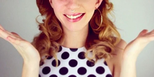 tinere machiate pe jumatate